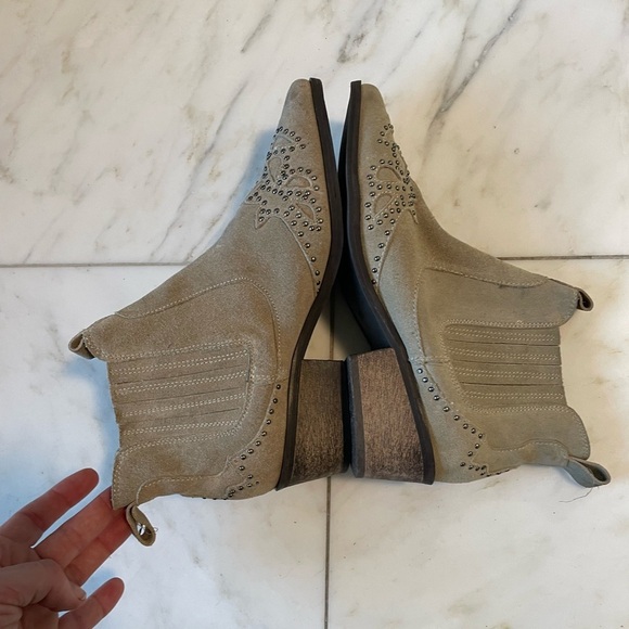 Amuse Society x Matisse, 7, khaki stone light brown studded suede ankle boot EUC - Picture 8 of 11